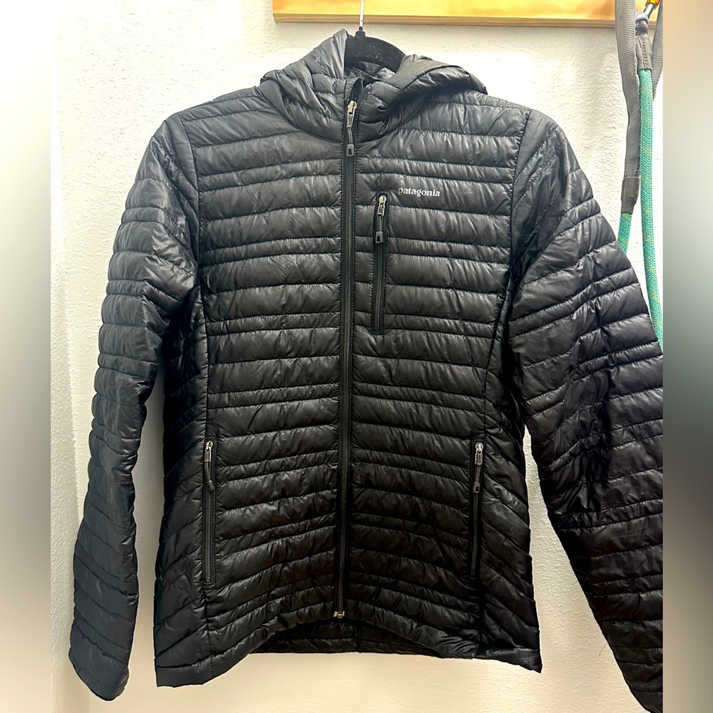 W’s PATAGONIA Shiny Black Down Hooded Puffer Jacket in XS in great condition